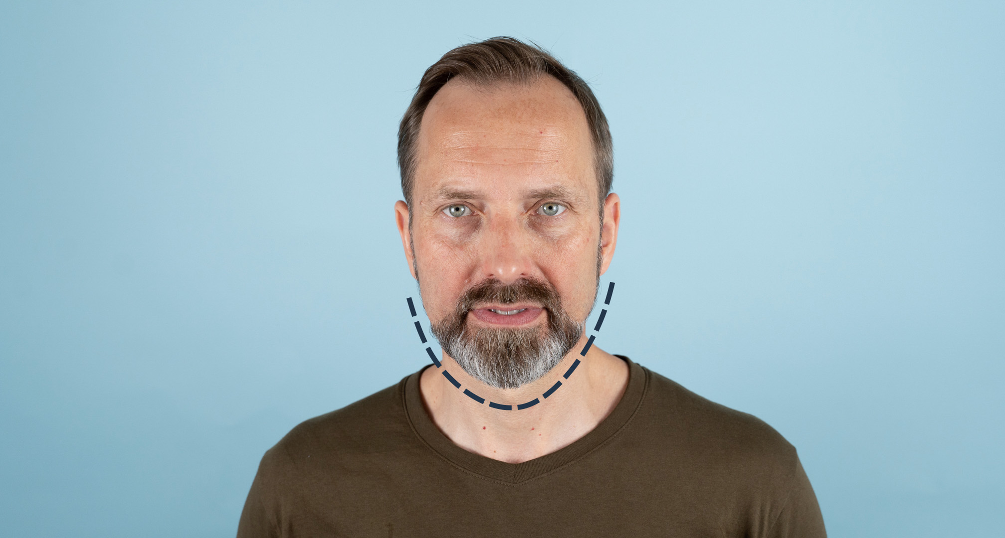 oris okoli ovalne oblike obraza na modrem ozadju