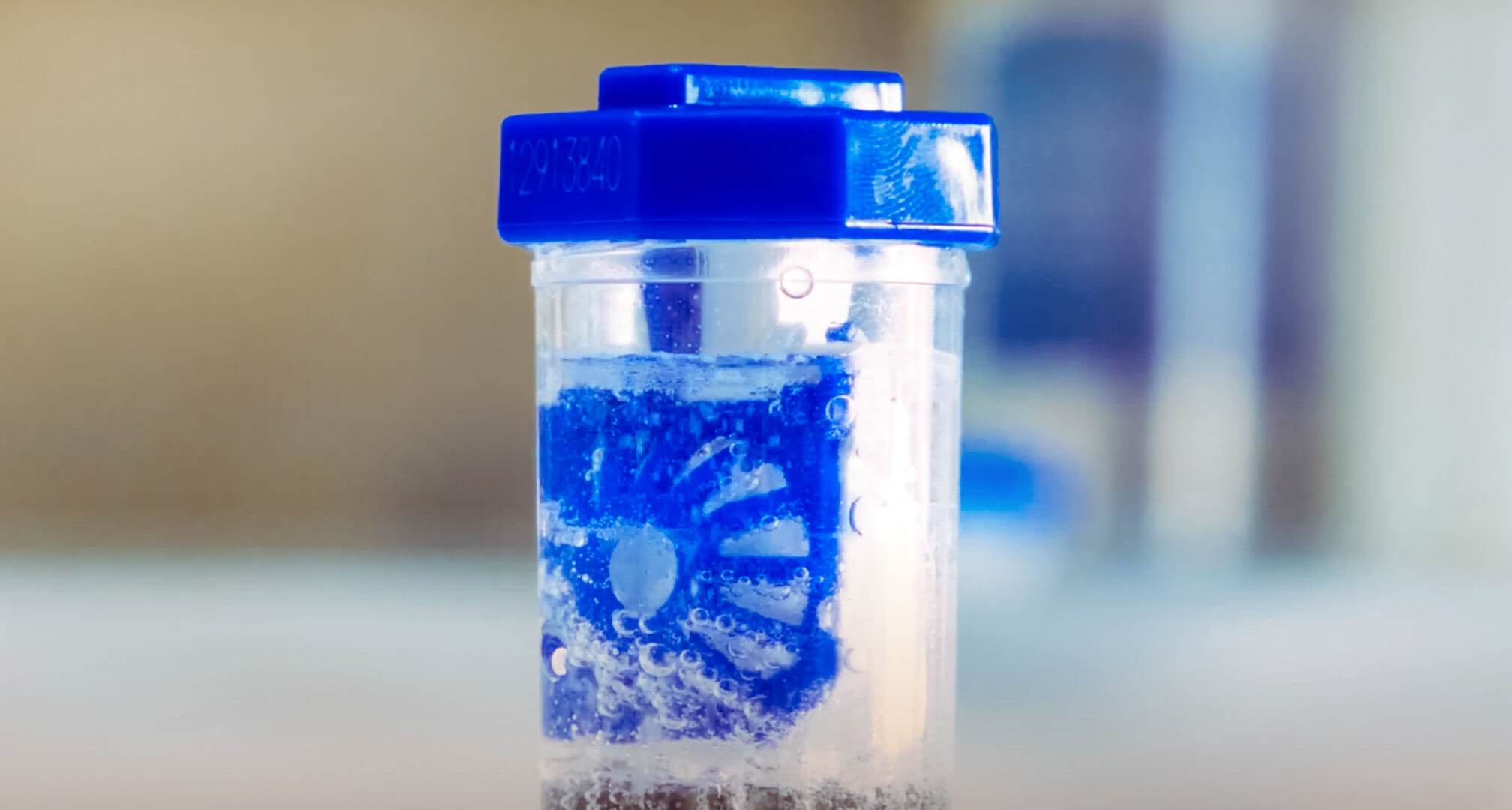 mehurčkasta peroksidna raztopina v etuiju