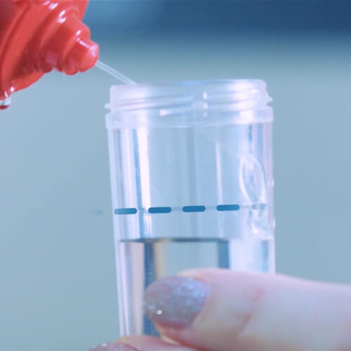 Polnjenje etuija s peroksidno raztopino do označene črte